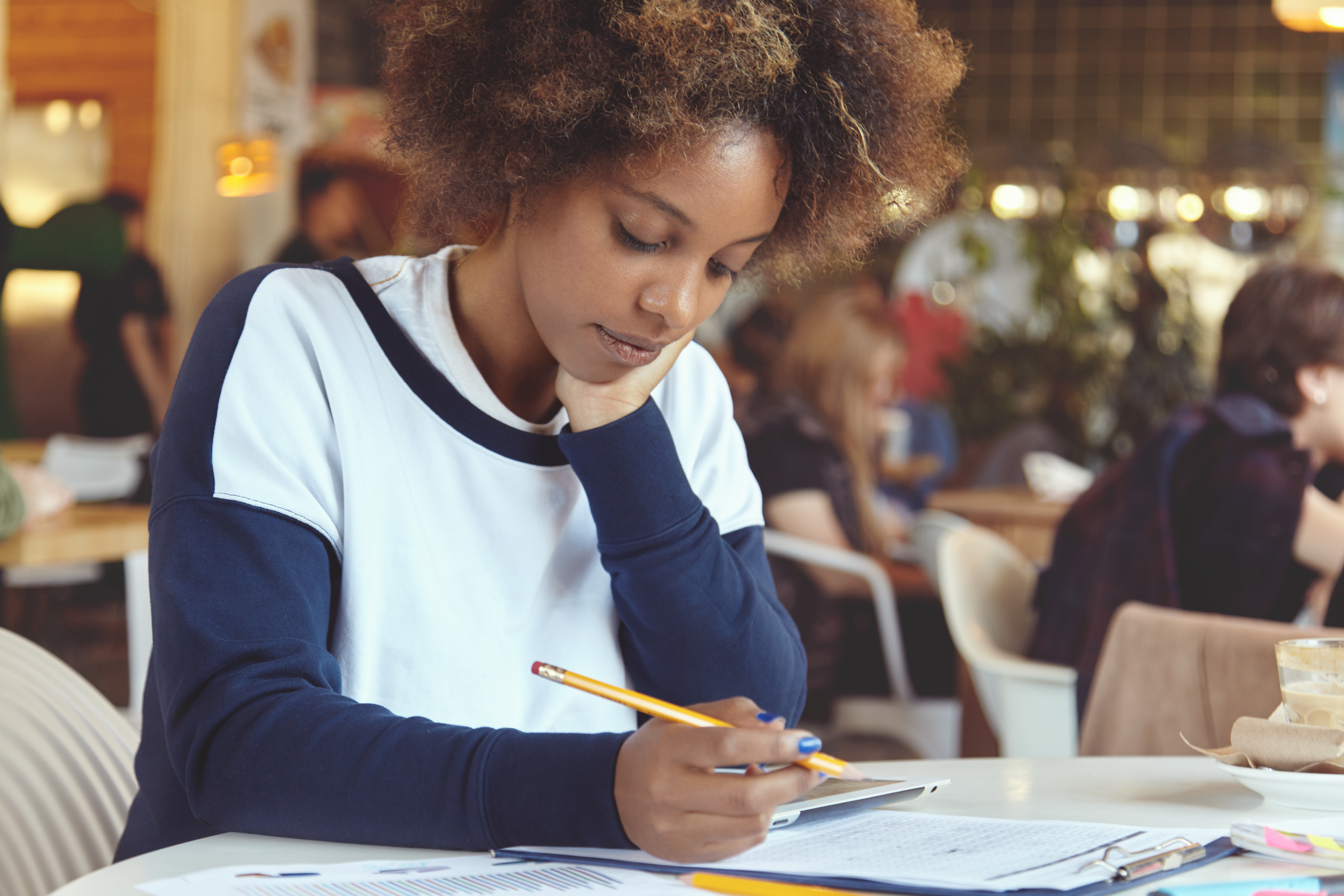 Étudiants du supérieur collaborant